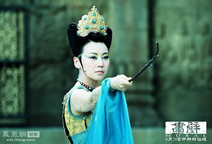 Tạo hình của cô khá mới lạ với vương miện chim phụng, toát lên vẻ uy nghiêm nhưng vẫn quyến rũ. Tạo hình của cô khá mới lạ với vương miện chim phụng, toát lên vẻ uy nghiêm nhưng vẫn quyến rũ.