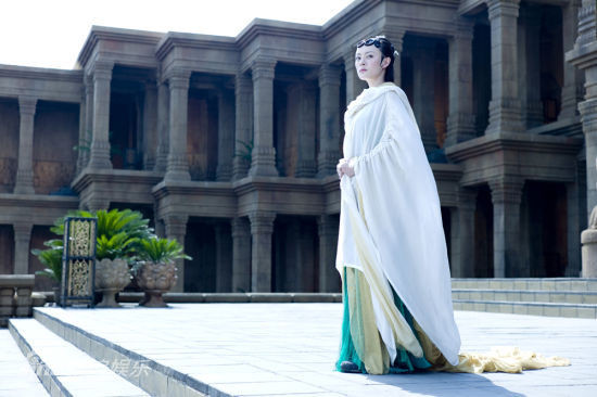 Tạo hình của Tôn Lệ vì vậy cũng thanh thoát và cao sang hơn cả với bộ áo choàng trắng dài thướt tha. Tạo hình của Tôn Lệ vì vậy cũng thanh thoát và cao sang hơn cả với bộ áo choàng trắng dài thướt tha.