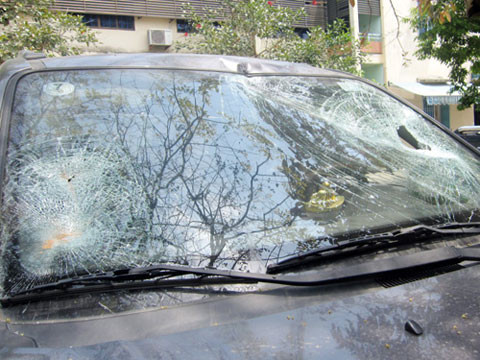 Xe của ông Hoàng bị đập kính