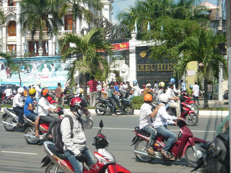 Nông dân kéo đến nhà bà Diệu Hiền đòi nợ.