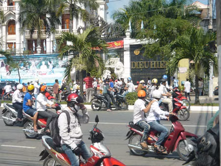 Nông dân kéo đến nhà bà Diệu Hiền đòi nợ.