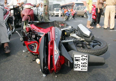 Người đi xe tay ga bị thương nặng. Ảnh: An Nhơn Người đi xe tay ga bị thương nặng. Ảnh: An Nhơn