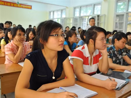 Trở thành sinh viên tài chính, kinh tế, công nghệ đang là mong muốn của hầu hết học sinh? Ảnh: Hồng Vĩnh.