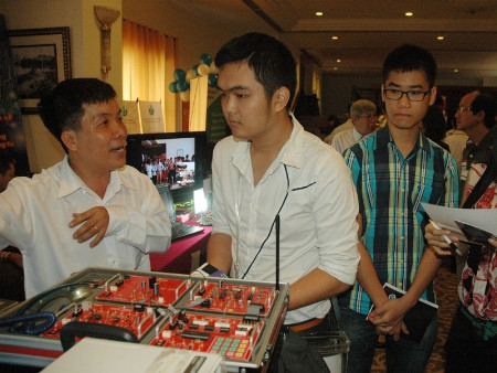 Đăng ký dự thi vào ĐH Quốc gia TPHCM cần lưu ý những điểm mới. Trong ảnh, giảng viên trường ĐH Quốc tế (ĐH Quốc gia TPHCM) giới thiệu cho phụ huynh và thí sinh hiểu hơn về các ngành học của trường Ảnh: Quang Phương. Đăng ký dự thi vào ĐH Quốc gia TPHCM cần lưu ý những điểm mới. Trong ảnh, giảng viên trường ĐH Quốc tế (ĐH Quốc gia TPHCM) giới thiệu cho phụ huynh và thí sinh hiểu hơn về các ngành học của trường Ảnh: Quang Phương.