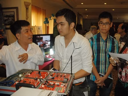 Đăng ký dự thi vào ĐH Quốc gia TPHCM cần lưu ý những điểm mới. Trong ảnh, giảng viên trường ĐH Quốc tế (ĐH Quốc gia TPHCM) giới thiệu cho phụ huynh và thí sinh hiểu hơn về các ngành học của trường Ảnh: Quang Phương.