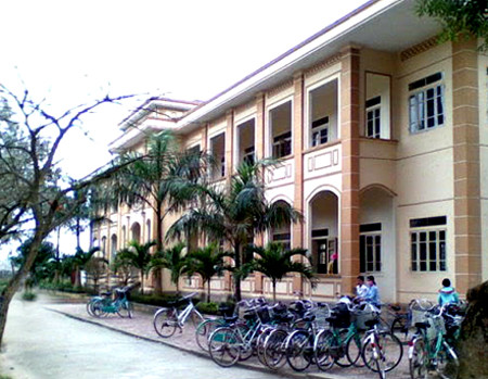 Trường THPT Diễn Châu 2, nơi em Lan đang học và trở dạ trên lớp. Ảnh: T.H. Trường THPT Diễn Châu 2, nơi em Lan đang học và trở dạ trên lớp. Ảnh: T.H.