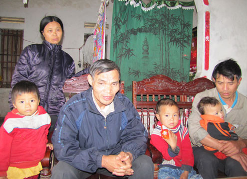 Chồng con và người thân vẫn chưa hết bàng hoàng về cái chết bất ngờ của chị Ngọc. Ảnh: Nguyên Khoa. Chồng con và người thân vẫn chưa hết bàng hoàng về cái chết bất ngờ của chị Ngọc. Ảnh: Nguyên Khoa.