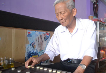 Thầy giáo - Đại tá Doãn Mậu Hòe. (Ảnh: Tấn Tài) Thầy giáo - Đại tá Doãn Mậu Hòe. (Ảnh: Tấn Tài)