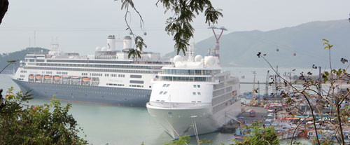 Tàu du lịch cập cảng Nha Trang Tàu du lịch cập cảng Nha Trang