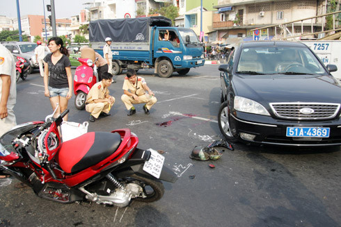 Sau cú đâm mạnh vào hông ôtô biển xanh, chiếc xe máy bị nát đầu. Ảnh: An Nhơn Sau cú đâm mạnh vào hông ôtô biển xanh, chiếc xe máy bị nát đầu. Ảnh: An Nhơn
