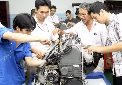 Sinh viên Khoa kỹ thuật ô tô Trường ĐH Bách khoa TPHCM trong giờ thực tập trên máy.