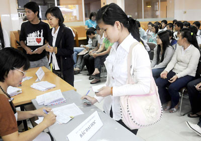 Minh họa: nhận hồ sơ thi ĐH của thí sinh Minh họa: nhận hồ sơ thi ĐH của thí sinh