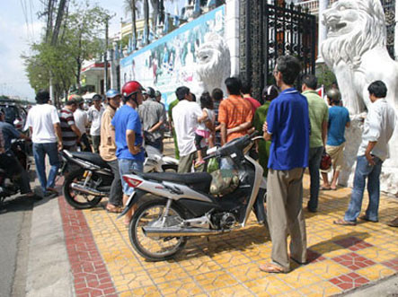 Ngày vui của con trai là ngày bà Diệu Hiền bị người dân bao vây quanh nhà, treo băng rôn đòi nợ Ngày vui của con trai là ngày bà Diệu Hiền bị người dân bao vây quanh nhà, treo băng rôn đòi nợ