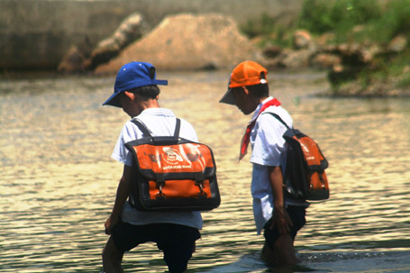 Học sinh thôn Aduông 2 trên đường tới lớp Học sinh thôn Aduông 2 trên đường tới lớp