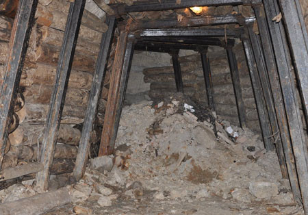 Thông tin ban đầu xác định khoảng 8 vì lò trong lò chợ bị tụt. Thông tin ban đầu xác định khoảng 8 vì lò trong lò chợ bị tụt.