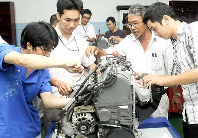 Sinh viên Khoa kỹ thuật ô tô Trường ĐH Bách khoa TPHCM trong giờ thực tập trên máy. Sinh viên Khoa kỹ thuật ô tô Trường ĐH Bách khoa TPHCM trong giờ thực tập trên máy.