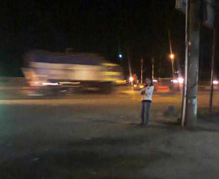 Mới chạng vạng tối, tại đường 621 gái bán dâm đã đóng giả sinh viên để mời chào Mới chạng vạng tối, tại đường 621 gái bán dâm đã đóng giả sinh viên để mời chào