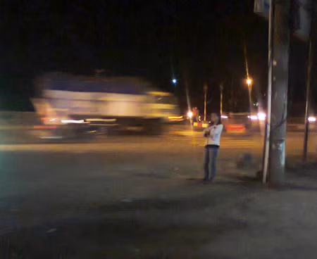 Mới chạng vạng tối, tại đường 621 gái bán dâm đã đóng giả sinh viên để mời chào Mới chạng vạng tối, tại đường 621 gái bán dâm đã đóng giả sinh viên để mời chào