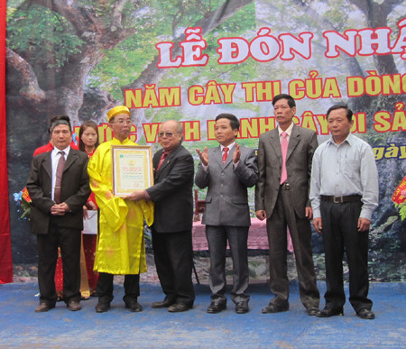 Vinh danh cho 5 cây thị bạc tỷ. Ảnh: Báo Dân trí