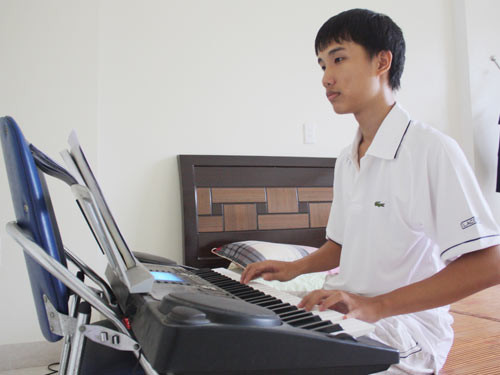 Phút thư giãn của thủ khoa Lê Cao Nguyên. Ảnh: NGUYỄN TƯỜNG Phút thư giãn của thủ khoa Lê Cao Nguyên. Ảnh: NGUYỄN TƯỜNG