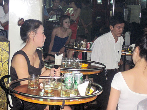 Đoàn kiểm tra liên ngành quận Bình Tân kiểm tra quán bar Golf Club trên đường số 7, phường Bình Trị Đông B. Ảnh: THÀNH ĐỒNG