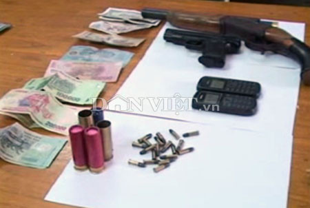Hai khẩu súng và 26 viên đạn bị thu giữ.