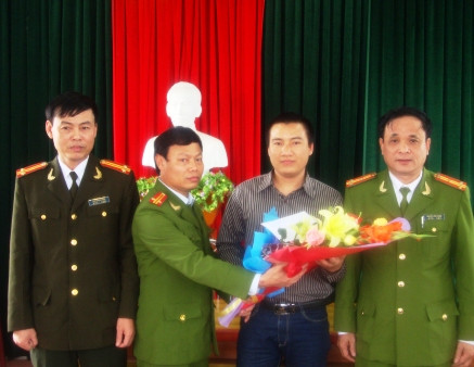 Phóng viên Phạm Minh Thùy (áo kẻ) nhận hoa, quà và thư khen Phóng viên Phạm Minh Thùy (áo kẻ) nhận hoa, quà và thư khen