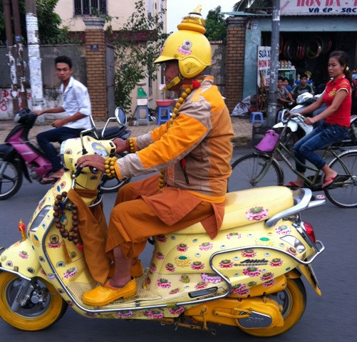 Vị sư già với thời trang gây thú vị cho nhiều người đi đường Vị sư già với thời trang gây thú vị cho nhiều người đi đường