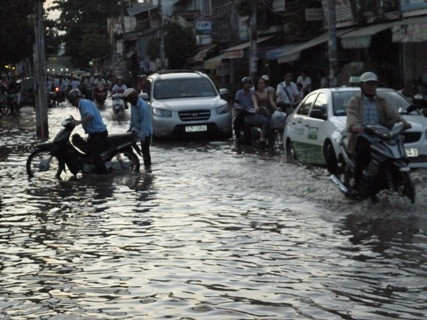 Triều cường dâng cao bất thường làm giao thông ở TP.HCM trở nên rối loạn.