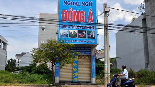 Trung tâm ngoại ngữ Đông Á - nơi tổ chức thi thuê cho hàng trăm cán bộ - Ảnh: S.Đ. Trung tâm ngoại ngữ Đông Á - nơi tổ chức thi thuê cho hàng trăm cán bộ - Ảnh: S.Đ.