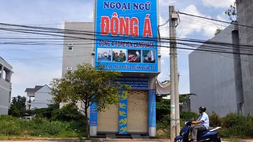 Trung tâm ngoại ngữ Đông Á - nơi tổ chức thi thuê cho hàng trăm cán bộ - Ảnh: S.Đ.