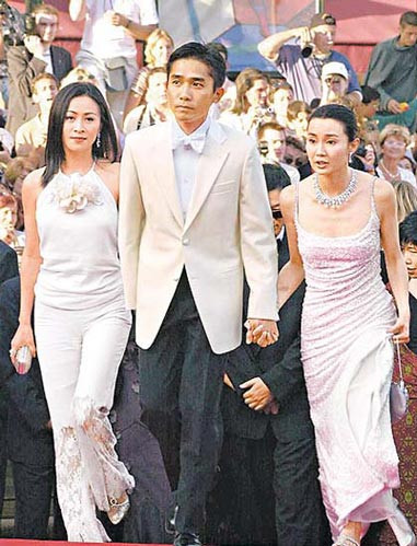 Lưu Gia Linh và Trương Mạn Ngọc Trương Mạn Ngọc từng có tin đồn tình cảm với Lương Triều Vỹ trong thời gian hai người hợp tác trong bộ phim Tâm trạng khi yêu. Thời điểm này, Lương Triều Vỹ và Lưu Gia Linh vẫn đang hẹn hò với nhau. Sau sự việc "tiêu tốn" nhiều giấy mực của báo giới này, Trương Mạn Ngọc đã lên tiếng khẳng định mối quan hệ giữa cô và Lương Triều Vỹ chỉ đơn thuần là tình anh em mà thôi. Tuy nhiên, vì sự việc này, Lưu Gia Linh đã “cạch mặt” Trương Mạn Ngọc. Trong đám cưới của cô với Lương Triều Vỹ tại Bhutan, Lưu Gia Linh còn quyết định “loại” Trương Mạn Ngọc ra khỏi danh sách khách mời. Lưu Gia Linh và Trương Mạn Ngọc Trương Mạn Ngọc từng có tin đồn tình cảm với Lương Triều Vỹ trong thời gian hai người hợp tác trong bộ phim Tâm trạng khi yêu. Thời điểm này, Lương Triều Vỹ và Lưu Gia Linh vẫn đang hẹn hò với nhau. Sau sự việc "tiêu tốn" nhiều giấy mực của báo giới này, Trương Mạn Ngọc đã lên tiếng khẳng định mối quan hệ giữa cô và Lương Triều Vỹ chỉ đơn thuần là tình anh em mà thôi. Tuy nhiên, vì sự việc này, Lưu Gia Linh đã “cạch mặt” Trương Mạn Ngọc. Trong đám cưới của cô với Lương Triều Vỹ tại Bhutan, Lưu Gia Linh còn quyết định “loại” Trương Mạn Ngọc ra khỏi danh sách khách mời.