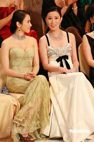 Kém miếng khó chịu, Lê Tư tự ái nghề nghiệp công khai bình phẩm giọng hát của đồng nghiệp: “Cô ấy à, đâu có hay gì. Chơi xỏ bạn bè lúc nào không chừng. Còn cái giọng không xứng đáng lên truyền hình, nó lí nhí như… chuột nhắt ấy”. Xa Thị Mạn đáp trả : “Tôi không tin chị Lê nói vậy. Nếu có thì chị phải nhìn lại mình trước đã chứ" Kém miếng khó chịu, Lê Tư tự ái nghề nghiệp công khai bình phẩm giọng hát của đồng nghiệp: “Cô ấy à, đâu có hay gì. Chơi xỏ bạn bè lúc nào không chừng. Còn cái giọng không xứng đáng lên truyền hình, nó lí nhí như… chuột nhắt ấy”. Xa Thị Mạn đáp trả : “Tôi không tin chị Lê nói vậy. Nếu có thì chị phải nhìn lại mình trước đã chứ"