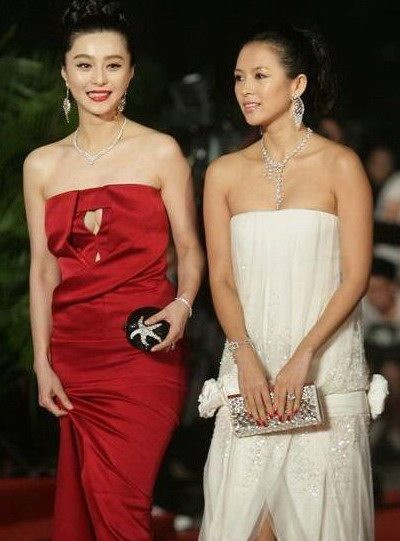 Phạm Băng Băng và Chương Tử Di Phạm Băng Băng, Chương Tử Di là hai sao nữ gốc Hoa được thế giới biết đến nhất hiện nay. Tử Di nổi tiếng với các vai diễn ấn tượng trong Ngọa hổ tàng long, Thập diện mai phục, Đường về nhà… trong khi Phạm Băng Băng gây chú ý bởi nhan sắc lộng lẫy, phong cách ăn mặc đa dạng, nổi bật. Phạm Băng Băng và Chương Tử Di Phạm Băng Băng, Chương Tử Di là hai sao nữ gốc Hoa được thế giới biết đến nhất hiện nay. Tử Di nổi tiếng với các vai diễn ấn tượng trong Ngọa hổ tàng long, Thập diện mai phục, Đường về nhà… trong khi Phạm Băng Băng gây chú ý bởi nhan sắc lộng lẫy, phong cách ăn mặc đa dạng, nổi bật.