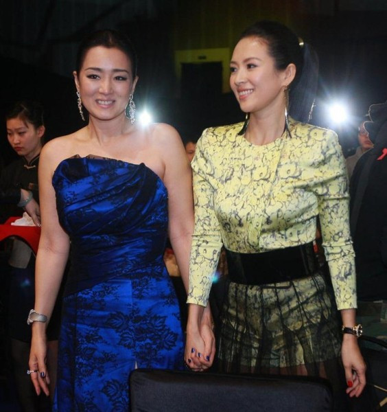 Chương Tử Di và Củng Lợi Một điều khiến Chương Tử Di ghét nhất và cũng “sợ hãi” nhất là những lời so sánh cô với Củng Lợi. Còn Củng Lợi cũng chẳng ưa gì cô gái mới ra trường đang “ngấp nghé” thay vị trí của cô. “Đàn em mãi chỉ là đàn em. Dù tôi có già đi thì những gì tôi cống hiến được là không thể phủ nhận”, Củng Lợi nói. Chương Tử Di và Củng Lợi Một điều khiến Chương Tử Di ghét nhất và cũng “sợ hãi” nhất là những lời so sánh cô với Củng Lợi. Còn Củng Lợi cũng chẳng ưa gì cô gái mới ra trường đang “ngấp nghé” thay vị trí của cô. “Đàn em mãi chỉ là đàn em. Dù tôi có già đi thì những gì tôi cống hiến được là không thể phủ nhận”, Củng Lợi nói.