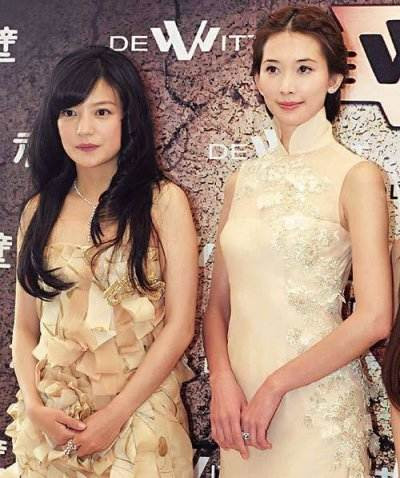 Triệu Vy và Lâm Chí Linh Hai mỹ nhân của điện ảnh Hoa ngữ dính tin đồn bất hòa khi đóng chung trong bộ phim Xích Bích. Phim mới khởi quay được có vài ngày đã rộ lên tin đồn hai ngọc nữ ganh nhau đất diễn. Người ta bảo rằng, Lâm Chí Linh chẳng vừa lòng với vai diễn của mình bởi vì mang tiếng là vai nữ chính nhưng lại kém đất diễn hơn so với cô bạn họ Triệu. Và cô cho rằng vai diễn của Triệu Vy quan trọng hơn mình. Thế nhưng Triệu Vy thì lại bảo đâu phải thế và khăng khăng rằng điều này là không thể. Triệu Vy và Lâm Chí Linh Hai mỹ nhân của điện ảnh Hoa ngữ dính tin đồn bất hòa khi đóng chung trong bộ phim Xích Bích. Phim mới khởi quay được có vài ngày đã rộ lên tin đồn hai ngọc nữ ganh nhau đất diễn. Người ta bảo rằng, Lâm Chí Linh chẳng vừa lòng với vai diễn của mình bởi vì mang tiếng là vai nữ chính nhưng lại kém đất diễn hơn so với cô bạn họ Triệu. Và cô cho rằng vai diễn của Triệu Vy quan trọng hơn mình. Thế nhưng Triệu Vy thì lại bảo đâu phải thế và khăng khăng rằng điều này là không thể.