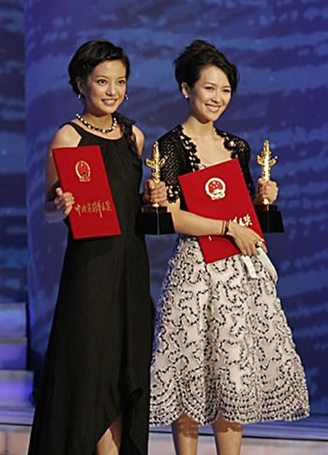 Trong thời gian Triệu Vy mang bầu con gái (năm 2009), Huỳnh Hữu Long bị đồn "đi lại" với Chương Tử Di. Một nguồn tin cho biết, đại gia Huỳnh Hữu Long vung nhiều tiền cho Tử Di, tặng cô rất nhiều quà. Trước những tin đồn này, Triệu Vy đã chọn cách im lặng. Hiện nay, cô đang rất hạnh phúc bên chồng và con gái Tiểu Tứ Nguyệt, đồng thời cũng thành công trong vai trò một đạo diễn. Trong thời gian Triệu Vy mang bầu con gái (năm 2009), Huỳnh Hữu Long bị đồn "đi lại" với Chương Tử Di. Một nguồn tin cho biết, đại gia Huỳnh Hữu Long vung nhiều tiền cho Tử Di, tặng cô rất nhiều quà. Trước những tin đồn này, Triệu Vy đã chọn cách im lặng. Hiện nay, cô đang rất hạnh phúc bên chồng và con gái Tiểu Tứ Nguyệt, đồng thời cũng thành công trong vai trò một đạo diễn.