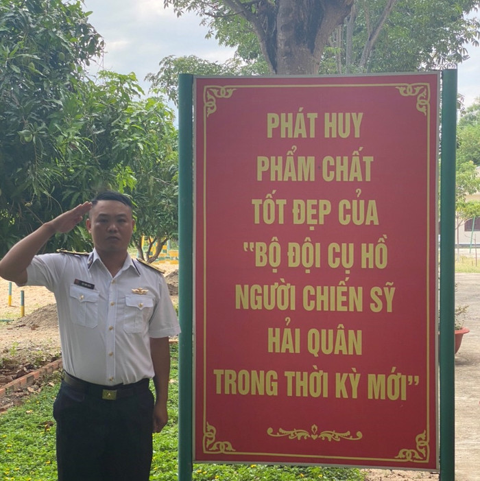 Thượng úy Bùi Anh Tuấn bộ đội đang công tác tại Trường Sa.