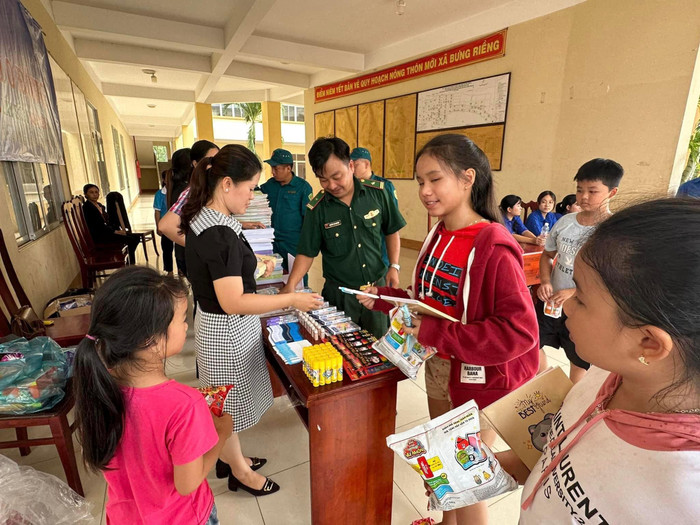 Học sinh nhận tập vở, đồ dùng học tập. Học sinh nhận tập vở, đồ dùng học tập.