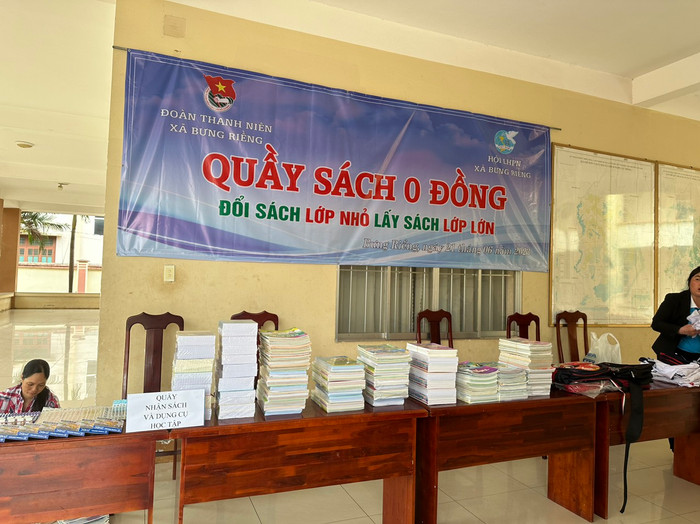 Quầy sách không đồng sẵn sàng phục vụ Quầy sách không đồng sẵn sàng phục vụ