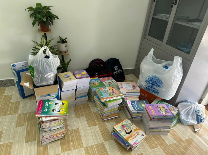 Sách cũ được bao bọc lại sẵn sàng trao tặng học sinh. Sách cũ được bao bọc lại sẵn sàng trao tặng học sinh.