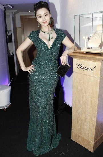 Mang đậm vẻ đẹp Á Đông với dáng người đầy đặn, Phạm Băng Băng luôn biết cách chọn trang phục để khoe được đường cong cơ thể. Mang đậm vẻ đẹp Á Đông với dáng người đầy đặn, Phạm Băng Băng luôn biết cách chọn trang phục để khoe được đường cong cơ thể.