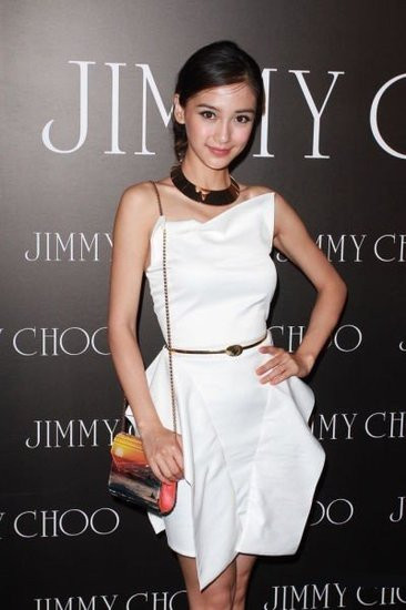 Angela baby với gương mặt thiên thần, dáng người nhỏ nhắn luôn xuất hiện với phong cách thời trang khá kín đáo. Angela baby với gương mặt thiên thần, dáng người nhỏ nhắn luôn xuất hiện với phong cách thời trang khá kín đáo.