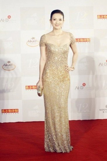 Người đẹp quốc tế Chương Tử Di tuy không được đánh giá cao về dáng người nhưng lại rất biết cách chọn trang phục để tận dụng được sự mảnh mai của cơ thể. Người đẹp quốc tế Chương Tử Di tuy không được đánh giá cao về dáng người nhưng lại rất biết cách chọn trang phục để tận dụng được sự mảnh mai của cơ thể.