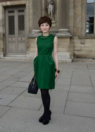 Sau khi sinh con, Tôn Lệ trở lại giới giải trí với mái tóc tém cá tính và đi kèm theo đó là gout thời trang hoàn toàn đổi mới, điệu đà, độc đáo và phá cách hơn. Sau khi sinh con, Tôn Lệ trở lại giới giải trí với mái tóc tém cá tính và đi kèm theo đó là gout thời trang hoàn toàn đổi mới, điệu đà, độc đáo và phá cách hơn.