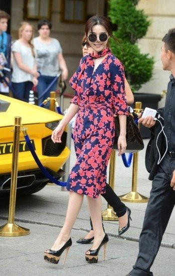 Có thể nói sự kiện thời trang đình đám nhất năm nay của người đẹp họ Phạm là chiếc váy gốm sứ tại liên hoan phim Cannes lần thứ 65. Nhưng bên cạnh đó cô vẫn chứng minh được đẳng cấp thời trang của ngôi sao hạng A qua mỗi lần xuất hiện. Có thể nói sự kiện thời trang đình đám nhất năm nay của người đẹp họ Phạm là chiếc váy gốm sứ tại liên hoan phim Cannes lần thứ 65. Nhưng bên cạnh đó cô vẫn chứng minh được đẳng cấp thời trang của ngôi sao hạng A qua mỗi lần xuất hiện.