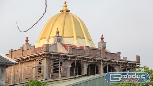 Biệt thự "khủng" ngang nhiên vi phạm luật trong cụm sản xuất làng nghề Bát Tràng. Biệt thự "khủng" ngang nhiên vi phạm luật trong cụm sản xuất làng nghề Bát Tràng.