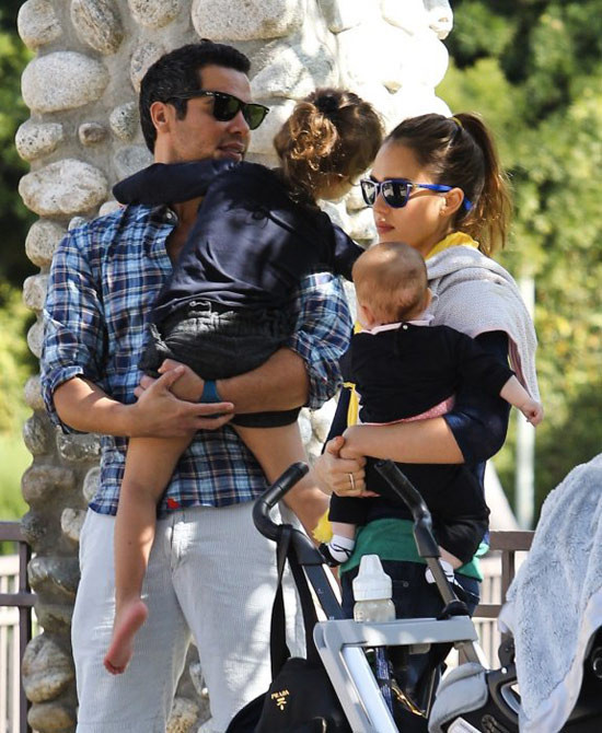 Nữ diễn viên 30 tuổi thường xuyên đưa các con đi chơi vào dịp cuối tuần. Nữ diễn viên 30 tuổi thường xuyên đưa các con đi chơi vào dịp cuối tuần.