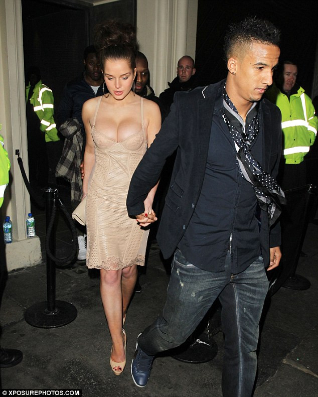 Đây không phải là lần đầu tiên nữ diễn viên kiêm người mẫu này khoe độ hot trong thời tiết lạnh giá của mùa Đông bằng những chiếc váy ngắn và cổ khoét rộng Đây không phải là lần đầu tiên nữ diễn viên kiêm người mẫu này khoe độ hot trong thời tiết lạnh giá của mùa Đông bằng những chiếc váy ngắn và cổ khoét rộng