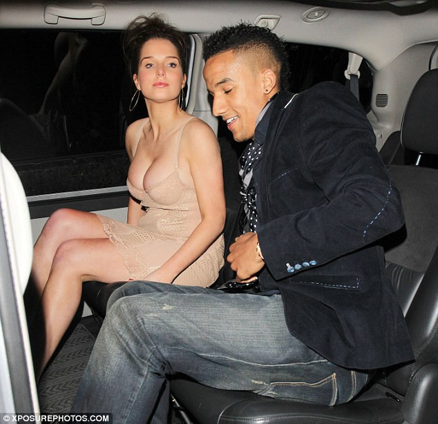 Theo báo chí đưa tin thì Helen Flanagan và cầu thủ 20 tuổi có tình cảm khi lần đầu gặp nhau tại một bữa tiệc hồi tháng 12 năm ngoái. Theo báo chí đưa tin thì Helen Flanagan và cầu thủ 20 tuổi có tình cảm khi lần đầu gặp nhau tại một bữa tiệc hồi tháng 12 năm ngoái.